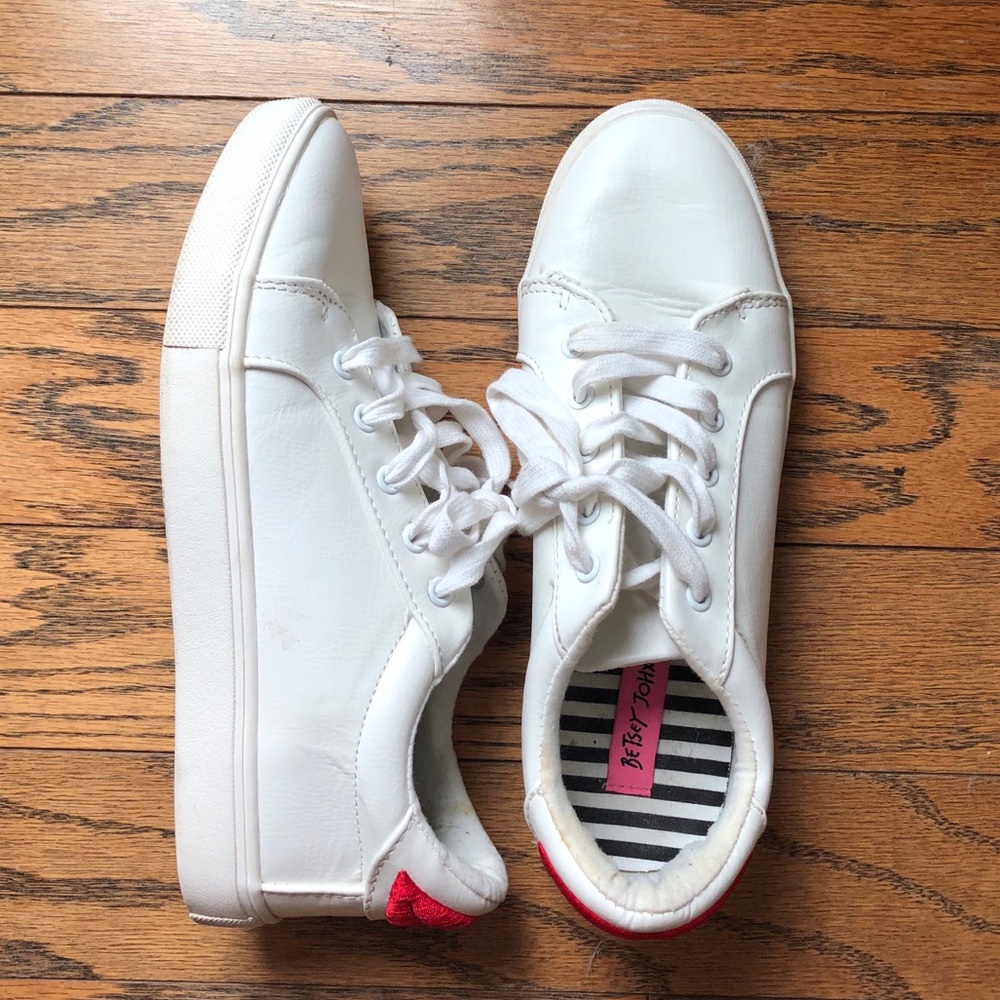✨ Betsey Johnson Lip Bettie Sneakers ✨